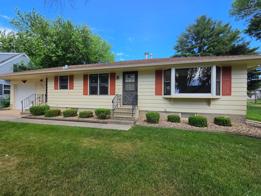 Photo of 2202 Windsor Road, Albert Lea, MN 56007 (MLS # 7091949)