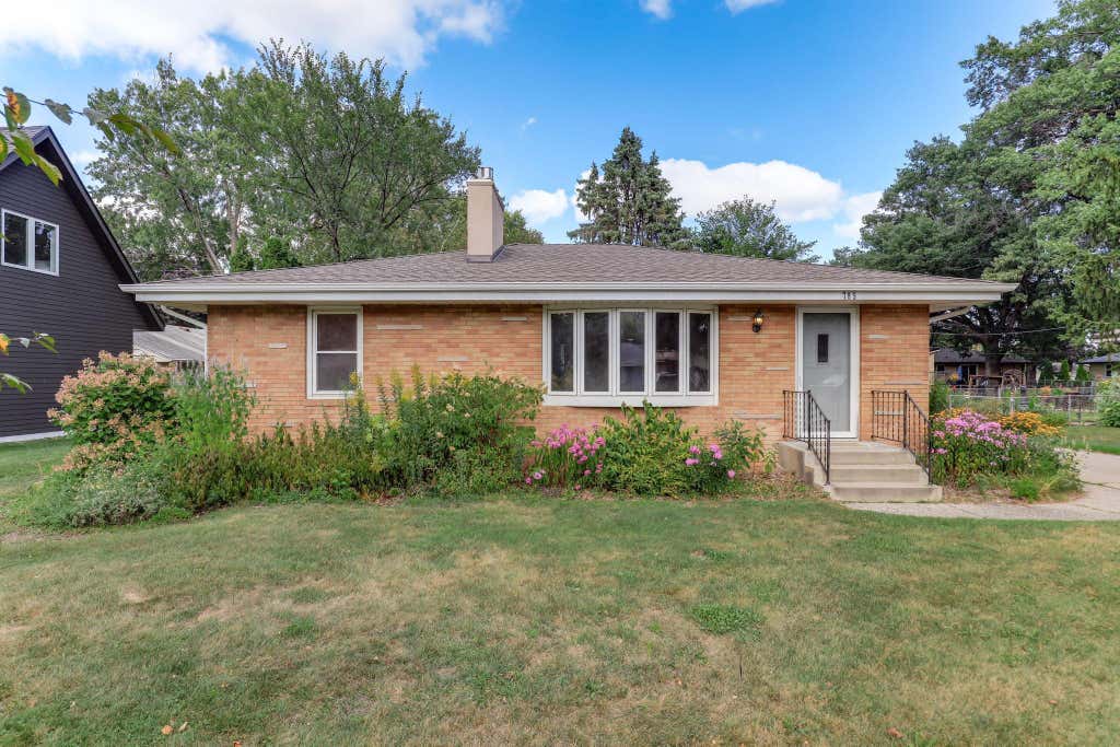 Photo of 785 Grandview Avenue W, Roseville, MN 55113 (MLS # 7129424)