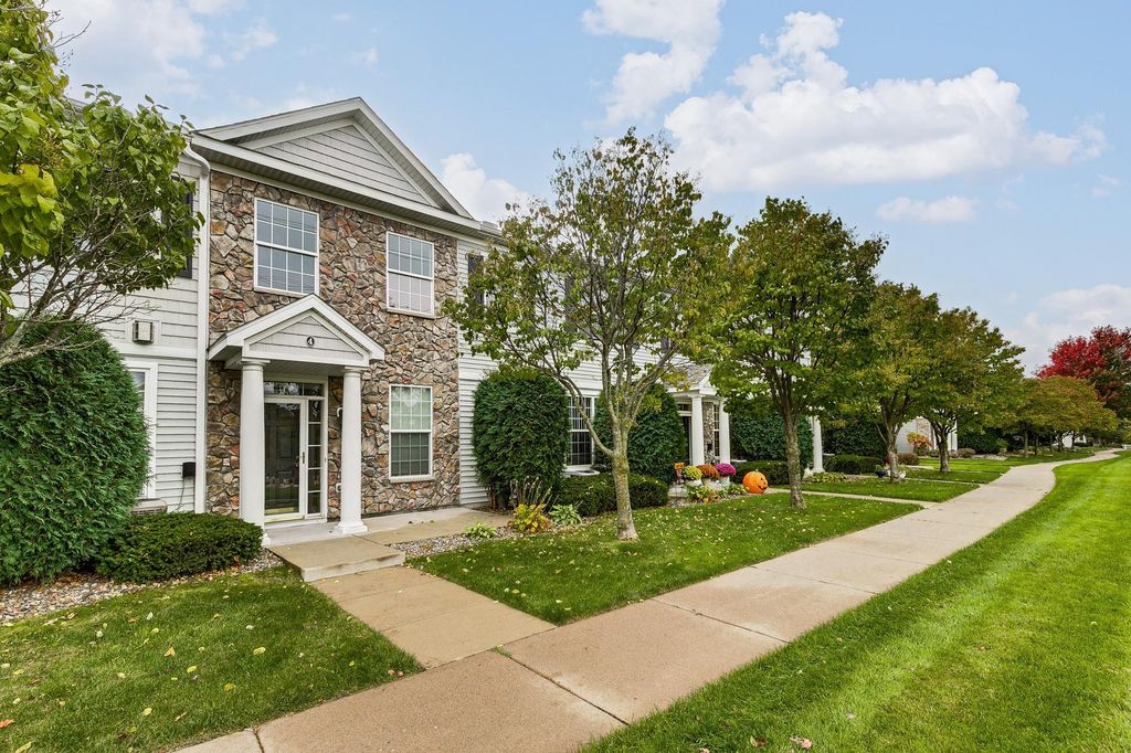 Photo of 1617 Legacy Parkway E #4, Maplewood, MN 55109 (MLS # 6806243)