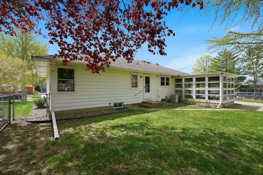 Photo of 1633 Rome Avenue, Saint Paul, MN 55116 (MLS # 7066981)