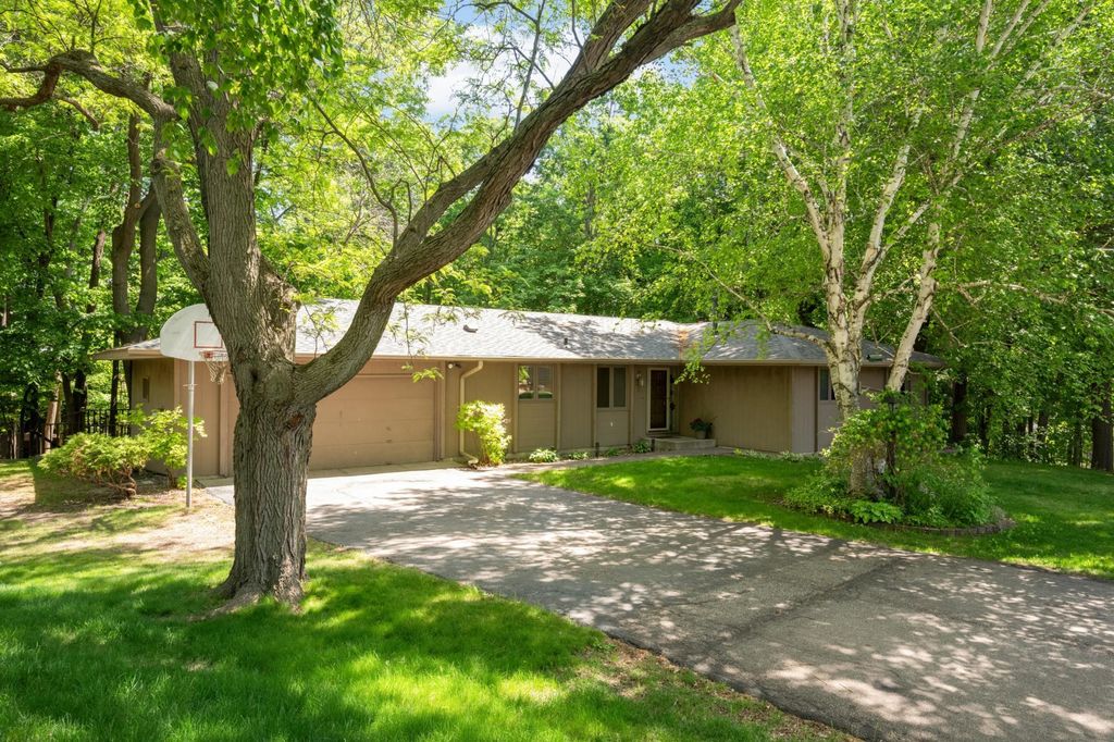 Photo of 400 Cimarron Circle, Chanhassen, MN 55317 (MLS # 7061895)