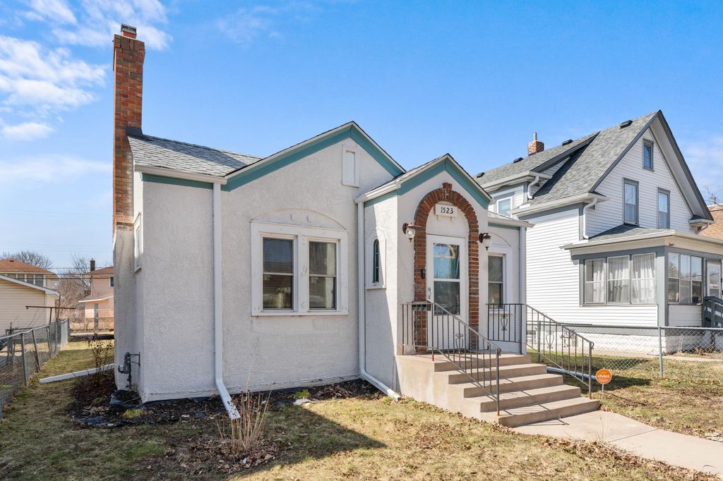 Photo of 1523 Queen Avenue N, Minneapolis, MN 55411 (MLS # 7050347)