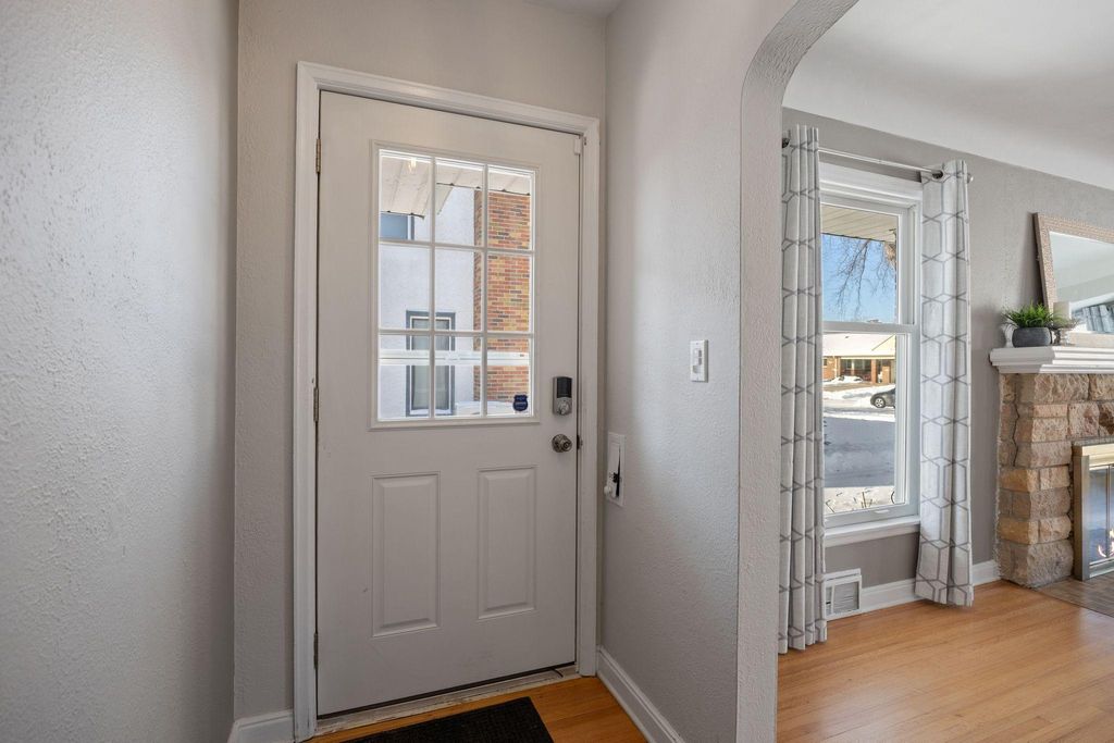 Photo of 804 Cottage Avenue W, Saint Paul, MN 55117 (MLS # 6817315)