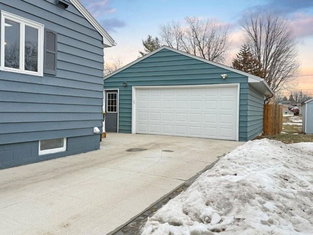 Photo of 901 Redwood Drive, Fairmont, MN 56031 (MLS # 7018767)