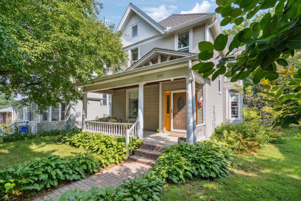 Photo of 1935 Iglehart Avenue, Saint Paul, MN 55104 (MLS # 7057995)