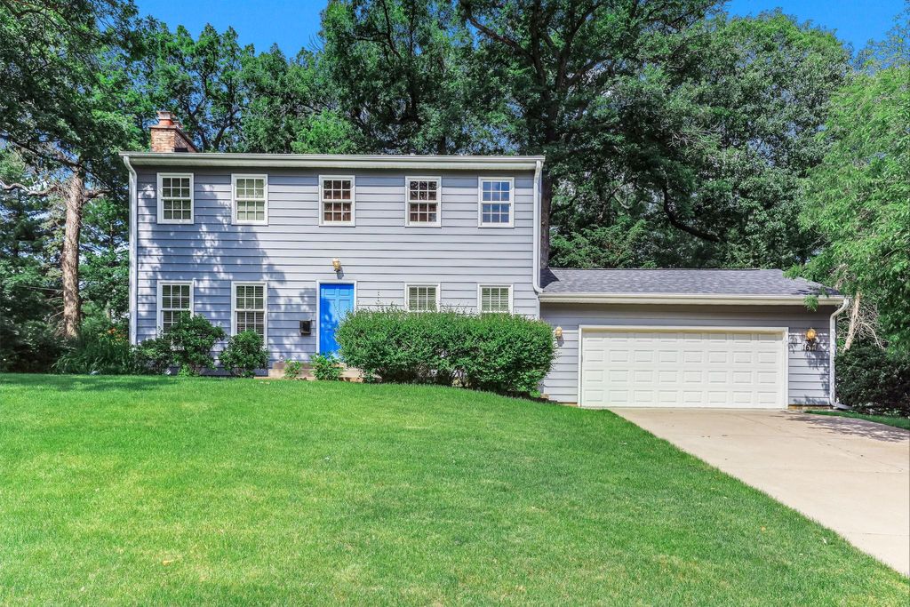 Photo of 1611 Sumter Avenue N, Golden Valley, MN 55427 (MLS # 7003372)