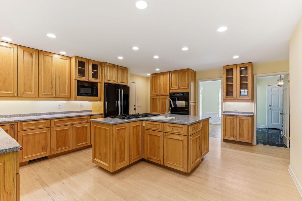 Photo of 1611 Sumter Avenue N, Golden Valley, MN 55427 (MLS # 7003372)