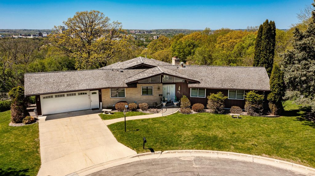 Photo of 1607 Wilshire Court NE, Rochester, MN 55906 (MLS # 7063463)