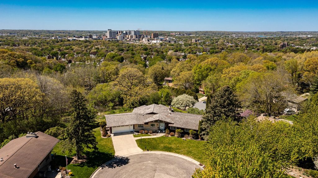 Photo of 1607 Wilshire Court NE, Rochester, MN 55906 (MLS # 7063463)