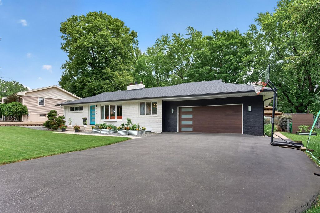 Photo of 1516 Aquila Avenue N, Golden Valley, MN 55427 (MLS # 7103138)
