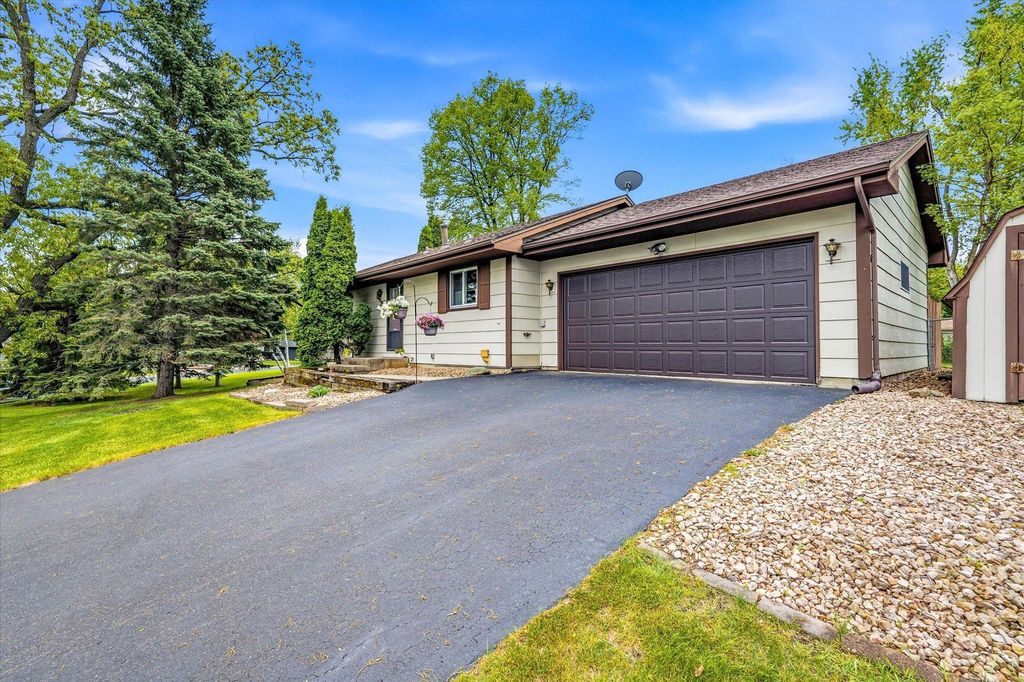 Photo of 8435 Shadyview Lane N, Maple Grove, MN 55311 (MLS # 7001402)