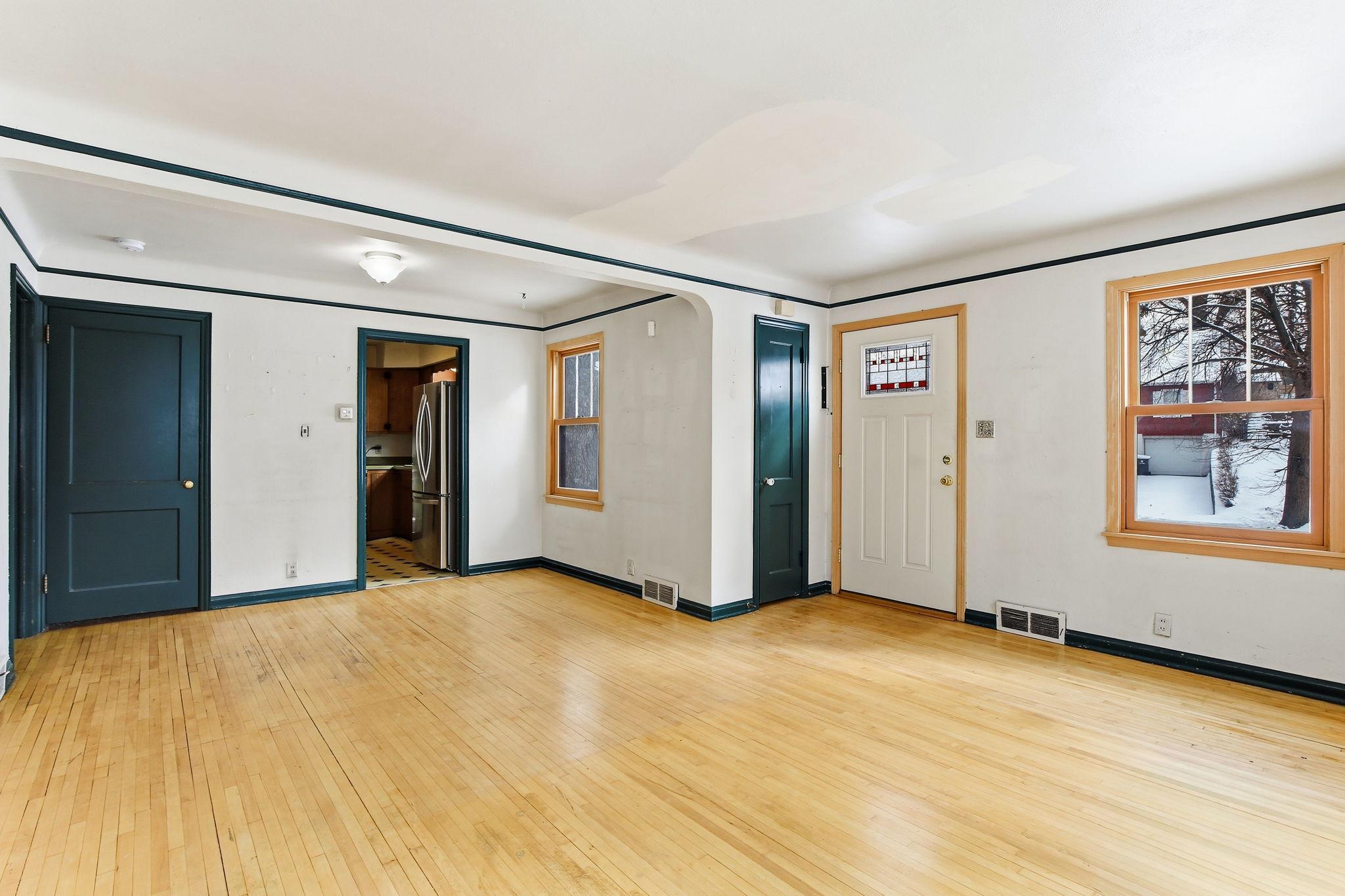 1869 Chelton Avenue W