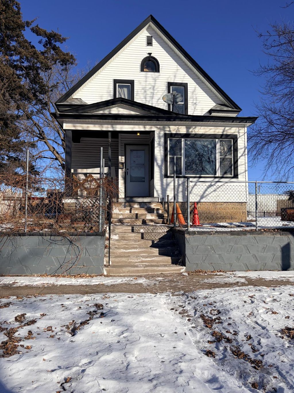 Photo of 971 Aurora Avenue, Saint Paul, MN 55104 (MLS # 7015138)