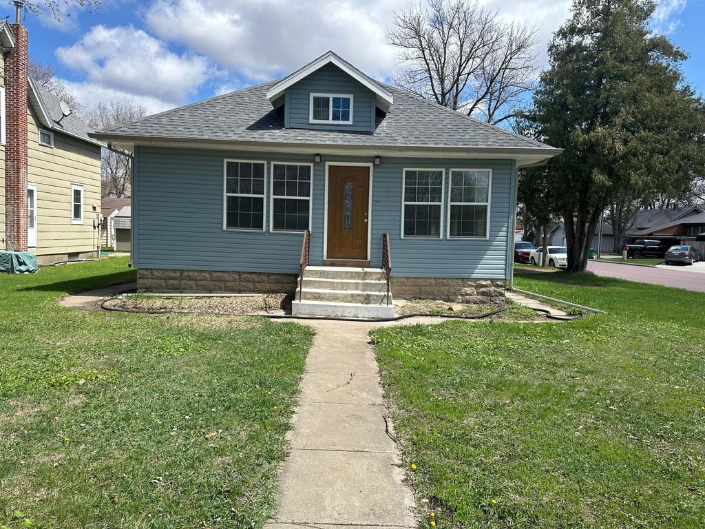 Photo of 709 4th Avenue, Windom, MN 56101 (MLS # 6677752)