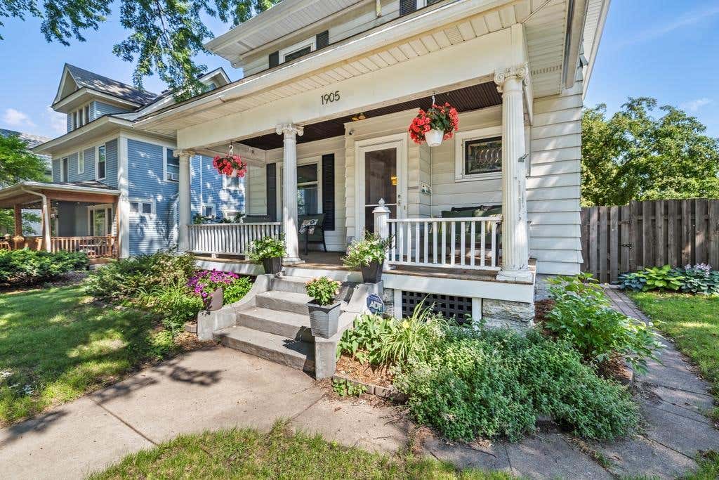 Photo of 1905 Laurel Avenue, Saint Paul, MN 55104 (MLS # 7107662)