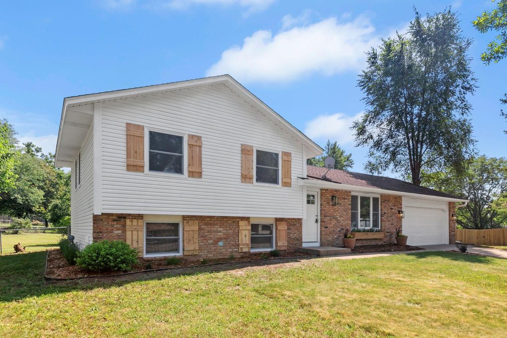 Photo of 7541 Immanuel Avenue Court S, Cottage Grove, MN 55016 (MLS # 7115206)