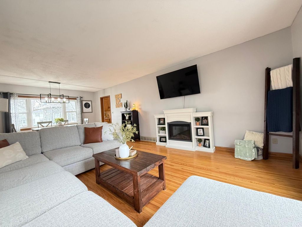 Photo of 616 Lynn Road SW, Hutchinson, MN 55350 (MLS # 7032899)