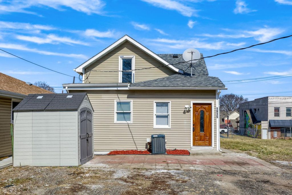 Photo of 1915 Glenwood Avenue, Minneapolis, MN 55405 (MLS # 7043921)