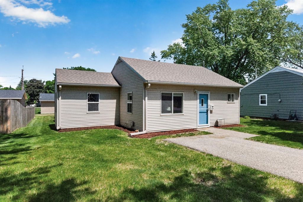 Photo of 419 7th Avenue W, Shakopee, MN 55379 (MLS # 7082707)