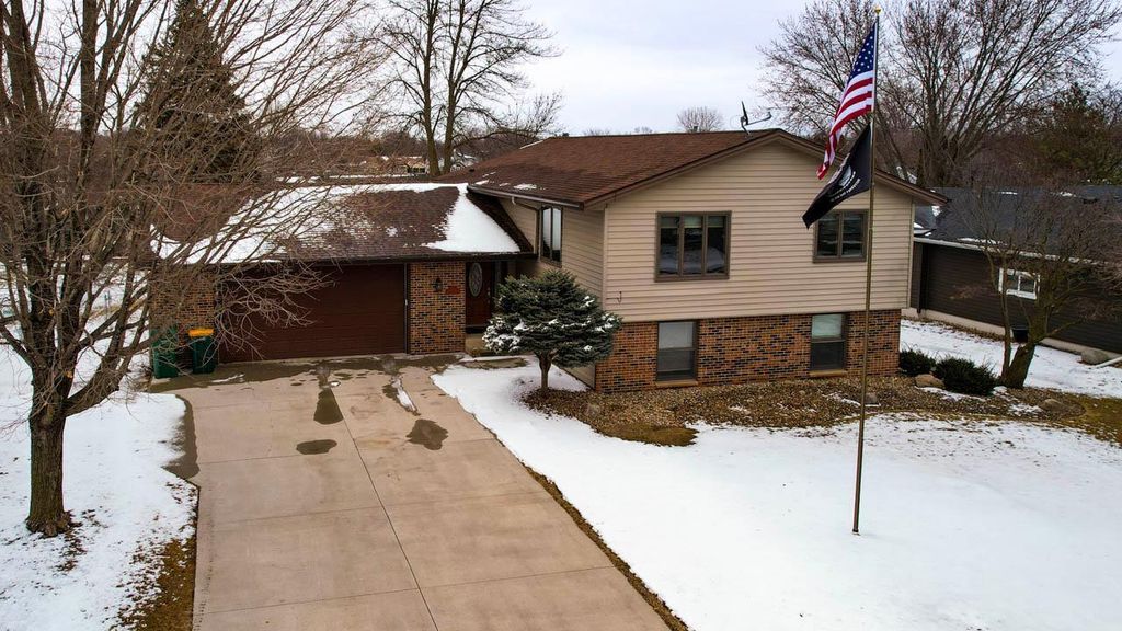 Photo of 1918 Bayview Drive, Albert Lea, MN 56007 (MLS # 7028338)
