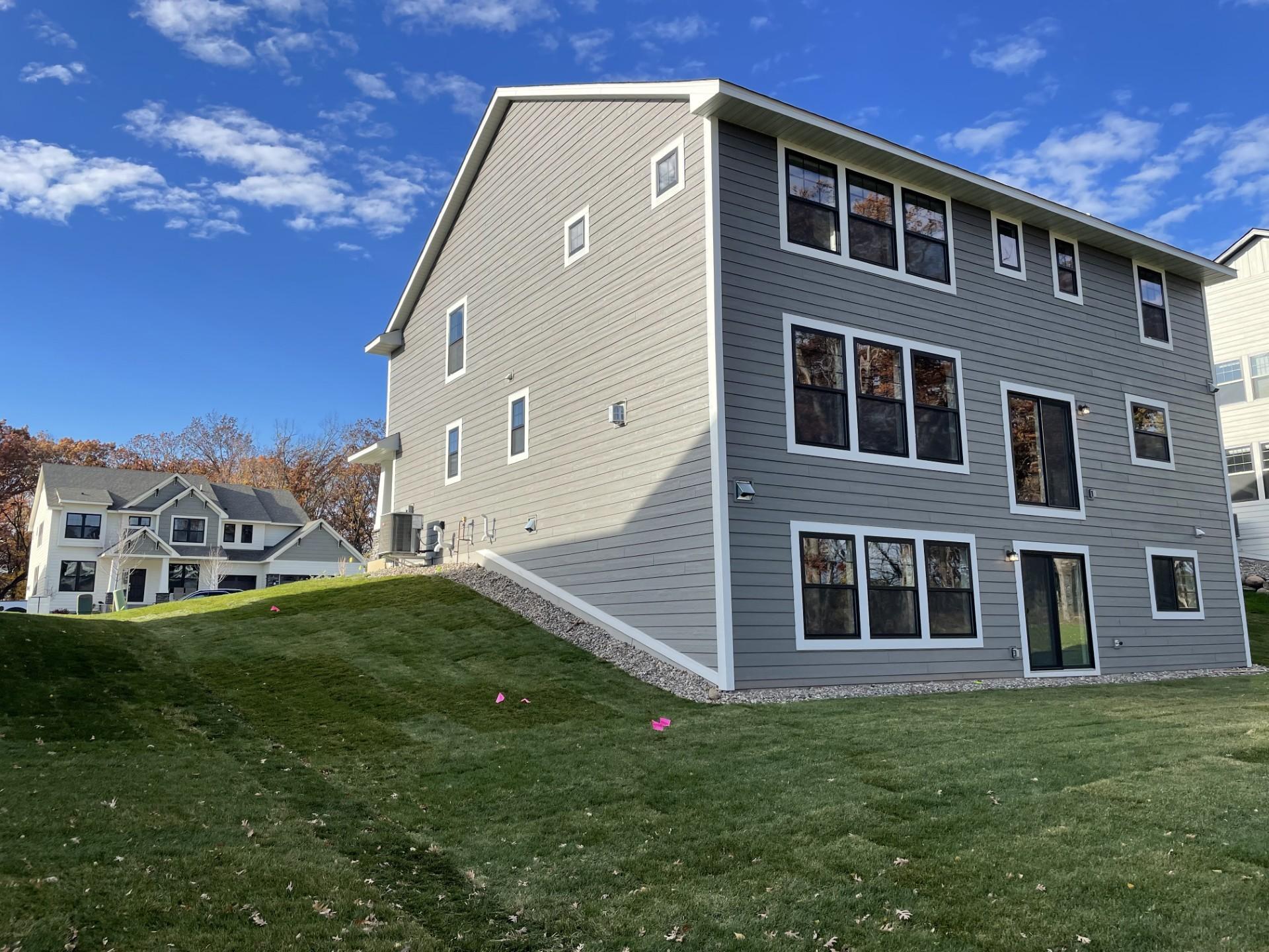 1955 Royal Boulevard N