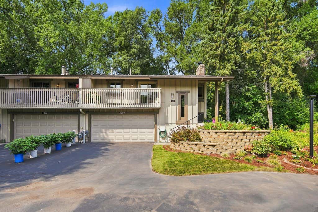 Photo of 7232 Woodstock Drive, Bloomington, MN 55438 (MLS # 7125194)