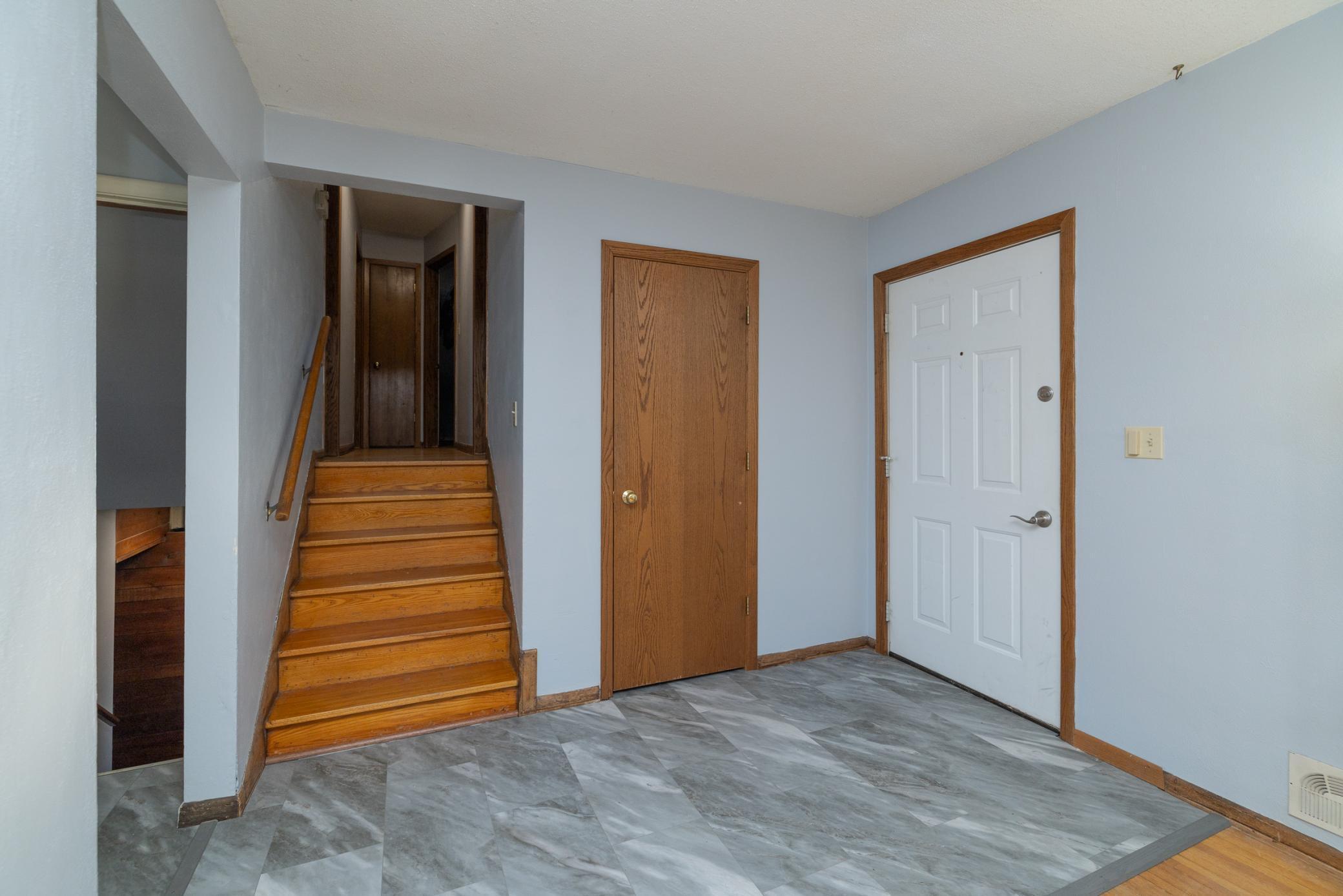 1579 Grandview Avenue E