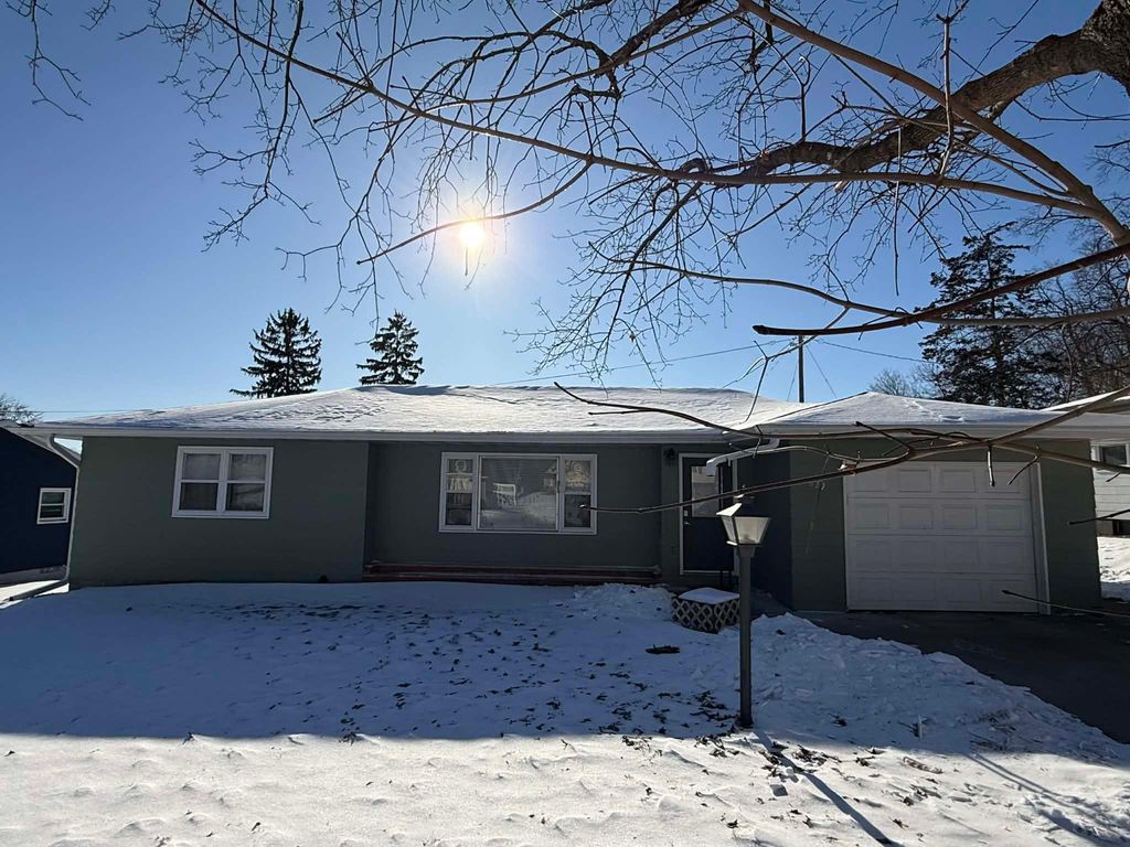 Photo of 829 S Hill Street, Fountain City, WI 54629 (MLS # 7013474)