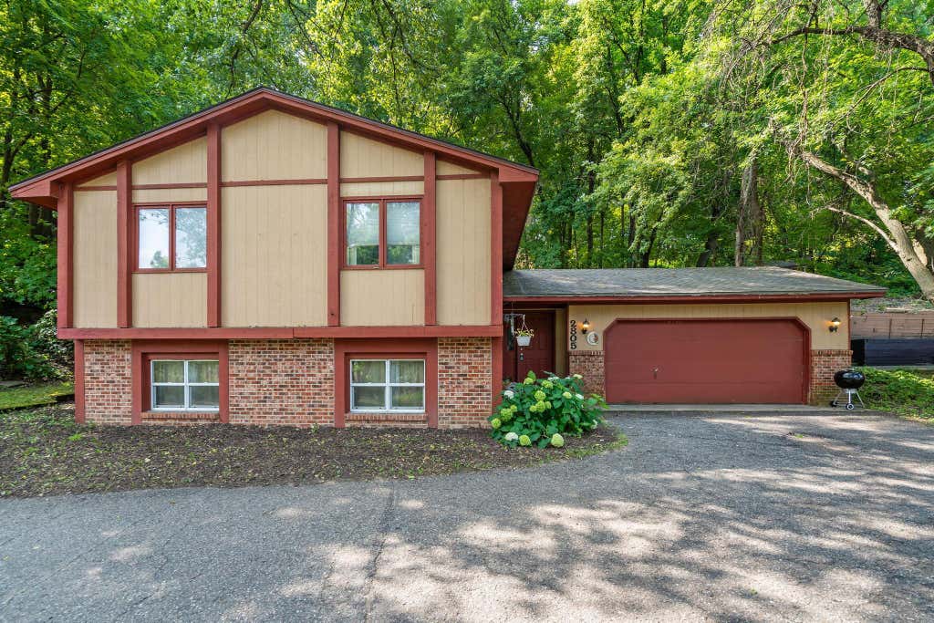 Photo of 2805 Brookview Drive, Burnsville, MN 55337 (MLS # 7109562)