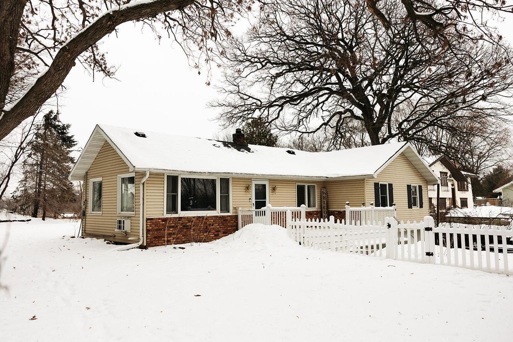 Photo of 507 S Oak Drive, Vadnais Heights, MN 55127 (MLS # 7004329)