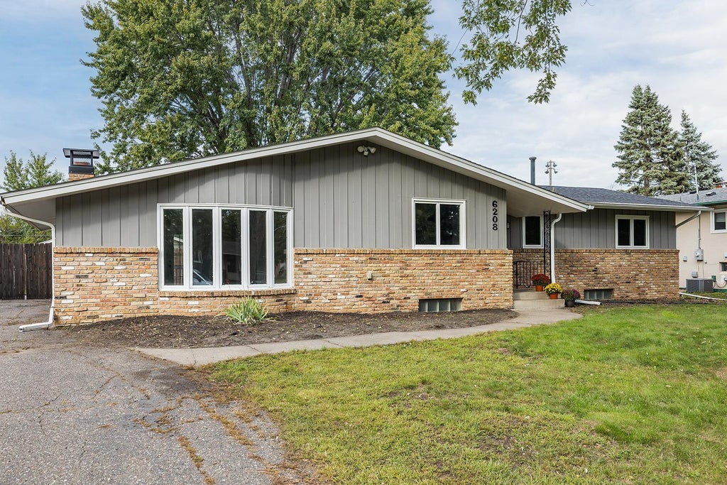 Photo of 6208 81st Avenue N, Brooklyn Park, MN 55443 (MLS # 7121377)