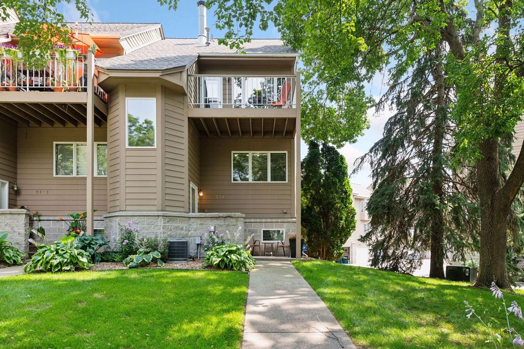 Photo of 2824 Kenwood Isles Drive, Minneapolis, MN 55408 (MLS # 7000971)