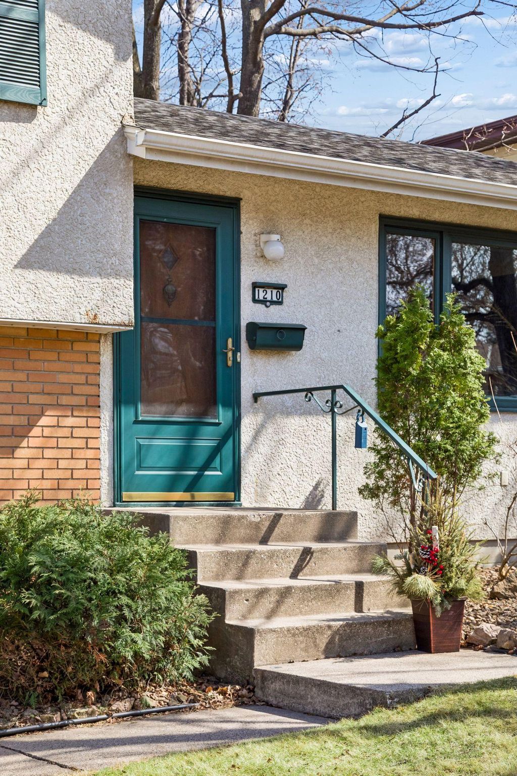 Photo of 1210 Ottawa Avenue, West Saint Paul, MN 55118 (MLS # 7046985)