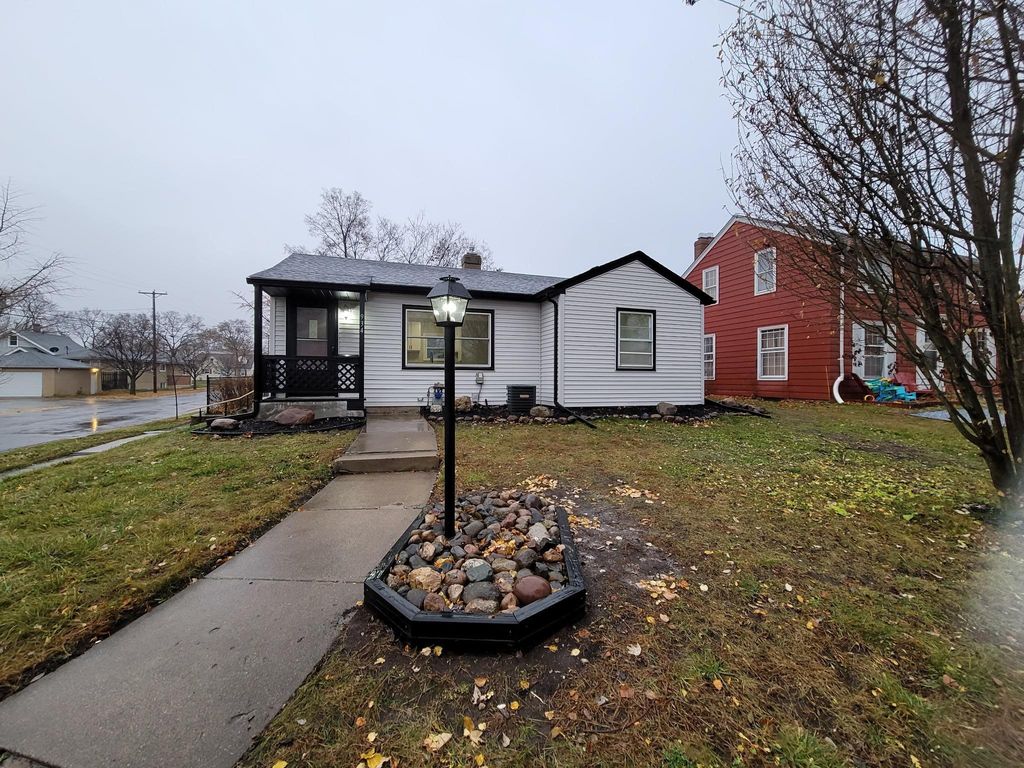 Photo of 934 Orange Avenue E, Saint Paul, MN 55106 (MLS # 6822097)