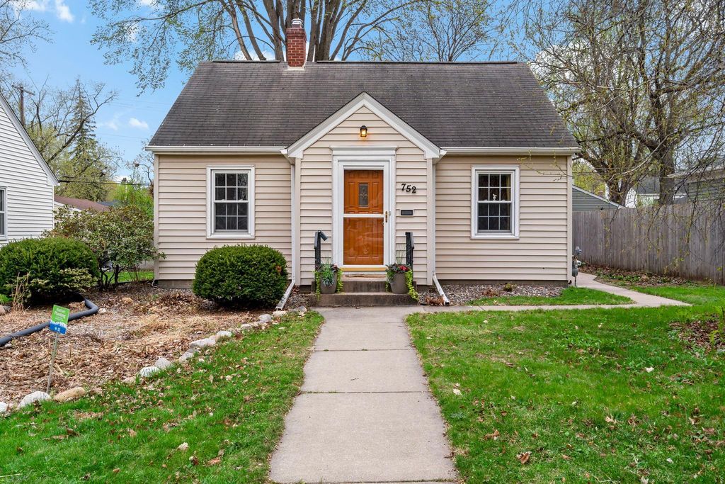 Photo of 752 Hoyt Avenue W, Saint Paul, MN 55117 (MLS # 7066713)