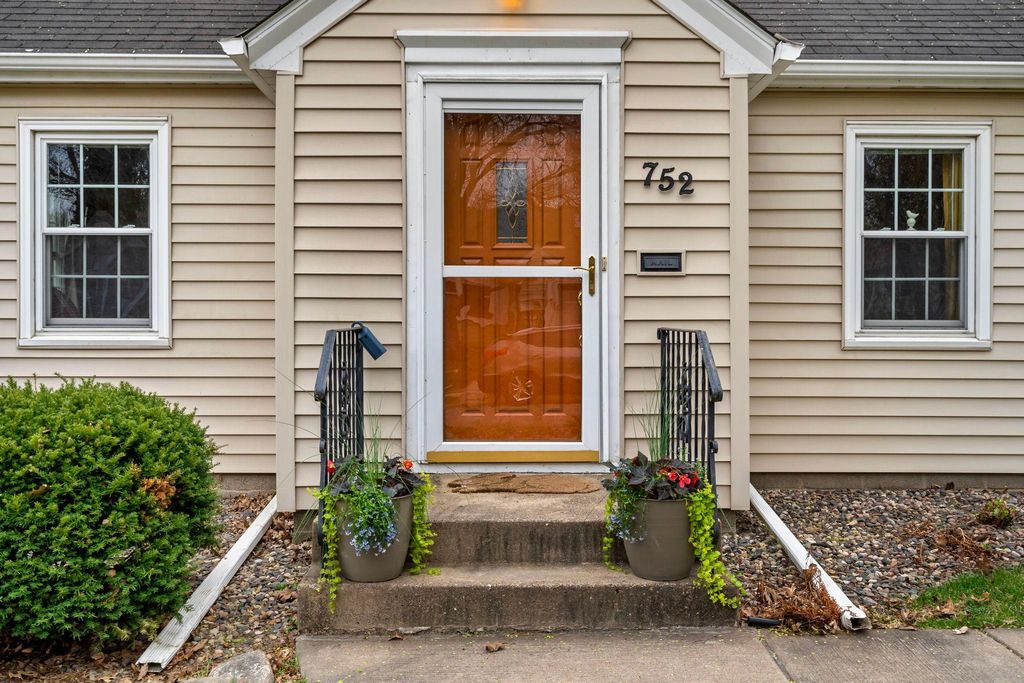 Photo of 752 Hoyt Avenue W, Saint Paul, MN 55117 (MLS # 7066713)