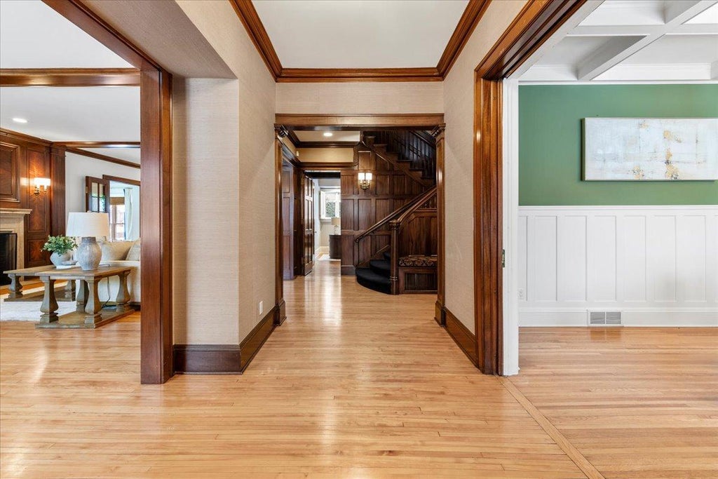 Photo of 1724 Summit Avenue #R, Minneapolis, MN 55403 (MLS # 7136316)