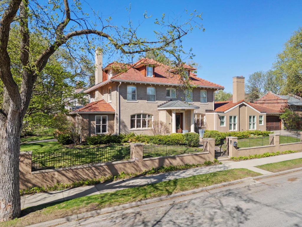 Photo of 1724 Summit Avenue #R, Minneapolis, MN 55403 (MLS # 7136316)