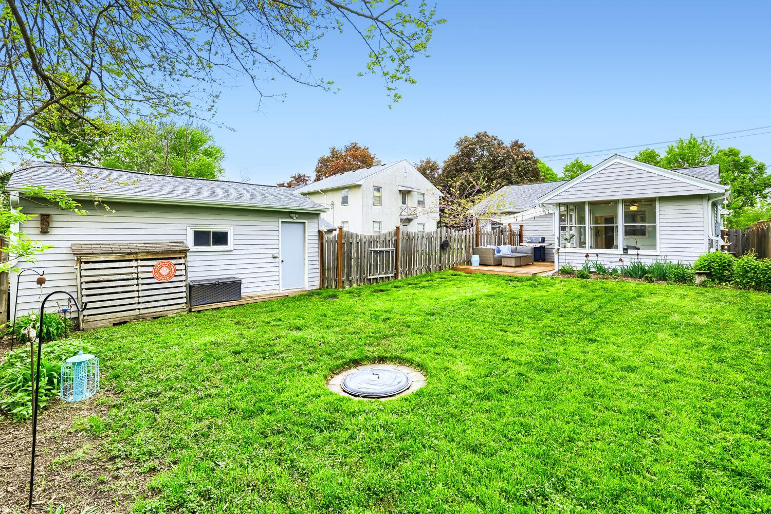 818 Larpenteur Avenue W