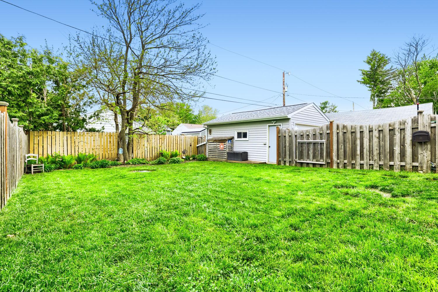 818 Larpenteur Avenue W
