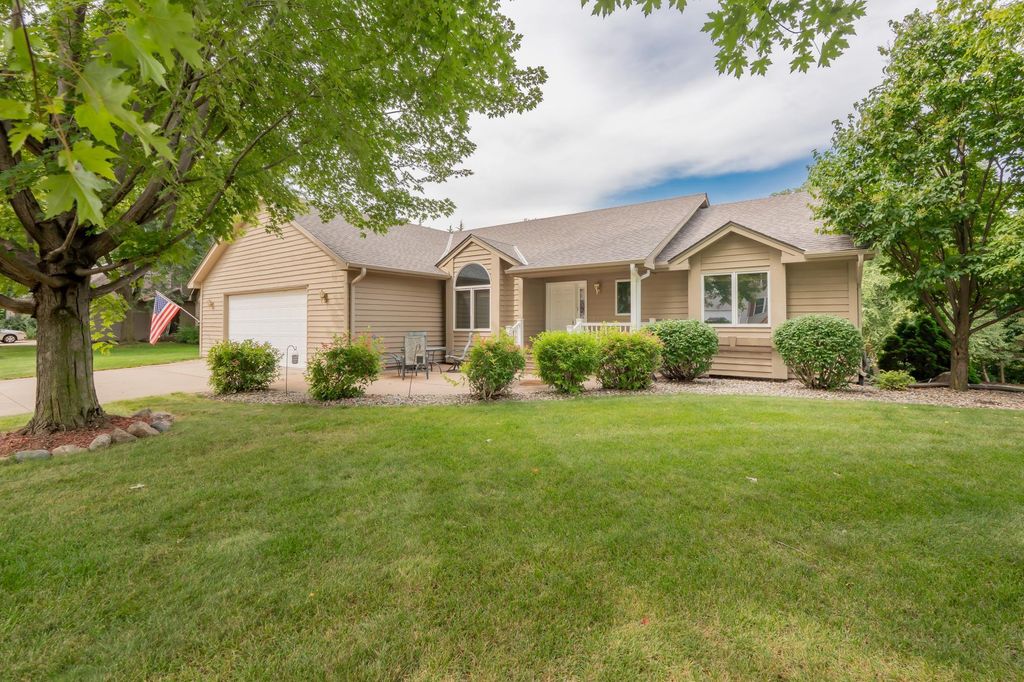 Photo of 910 Deercreek Parkway, Belle Plaine, MN 56011 (MLS # 7030394)