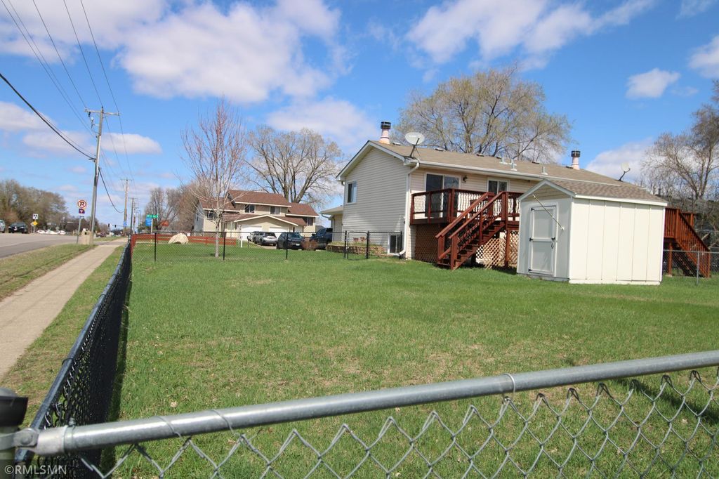 Photo of 5821 84 1/2 Avenue N, Brooklyn Park, MN 55443 (MLS # 7058021)