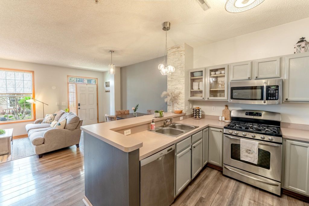 Photo of 1586 Woodlynn Avenue #2, Maplewood, MN 55109 (MLS # 7040350)