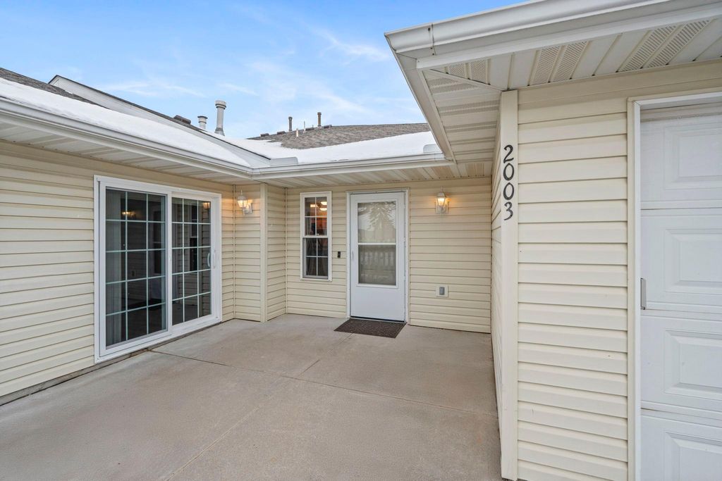 Photo of 2003 10th Avenue W, Shakopee, MN 55379 (MLS # 7001550)