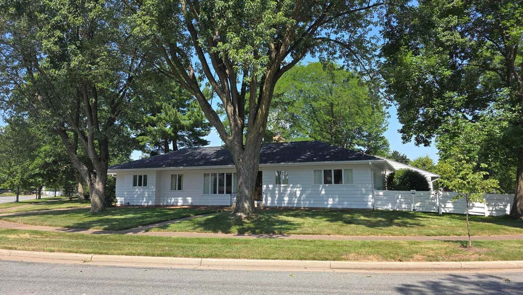 Photo of 404 W Macarthur Avenue, Eau Claire, WI 54701 (MLS # 7110391)
