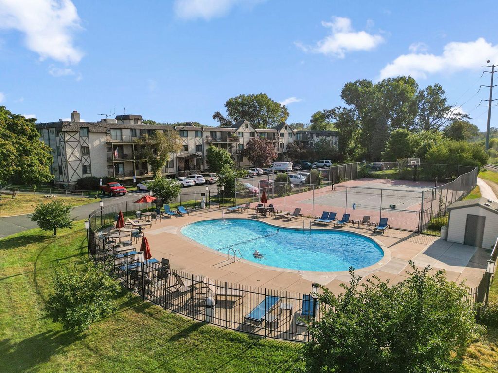 Photo of 1304 W Medicine Lake Drive #323, Plymouth, MN 55441 (MLS # 7035152)