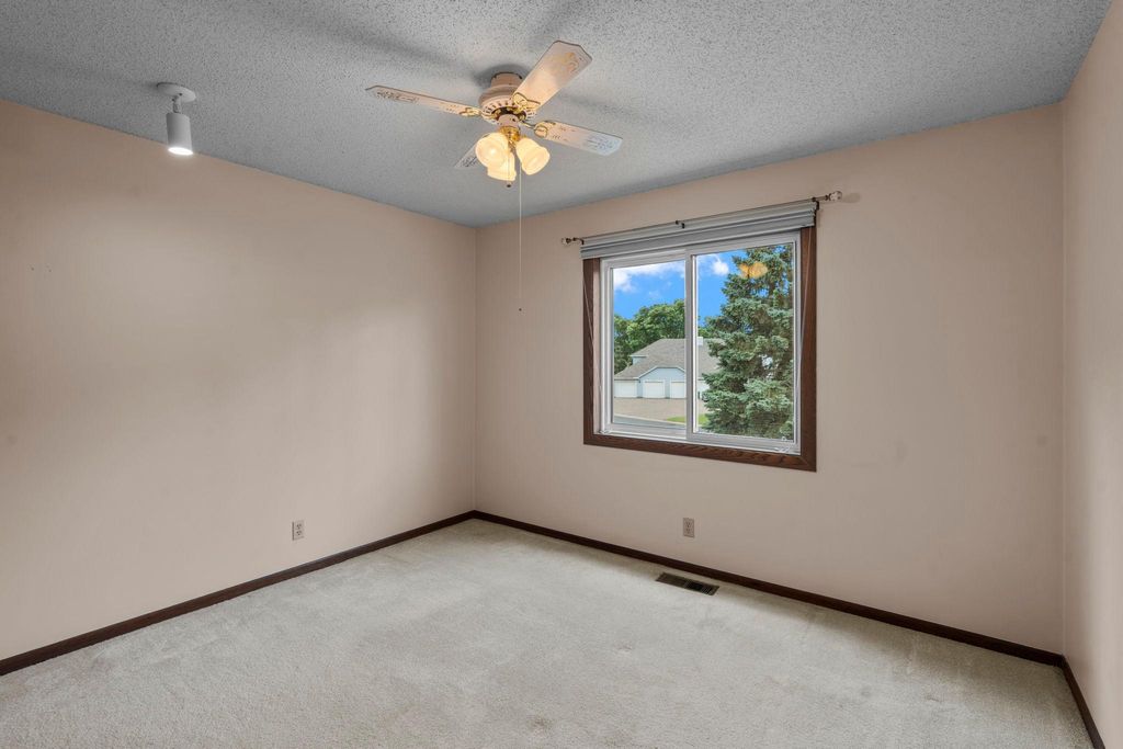 Photo of 977 Heritage Court E, Vadnais Heights, MN 55127 (MLS # 7067138)