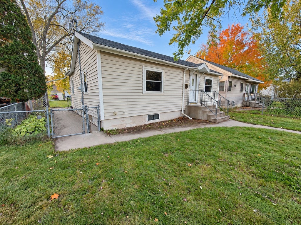 Photo of 1041 17th Avenue S, Saint Cloud, MN 56301 (MLS # 7155174)