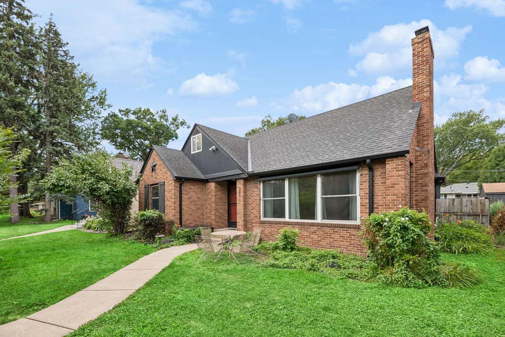 Photo of 2011 Vincent Avenue N, Minneapolis, MN 55411 (MLS # 7127933)