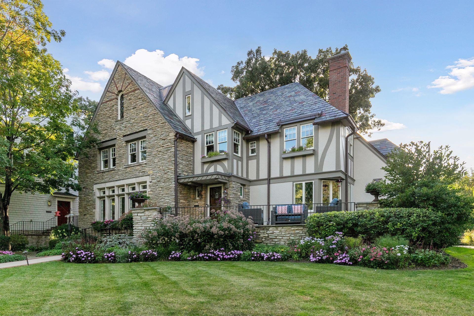 2116 W Lake Of The Isles Parkway